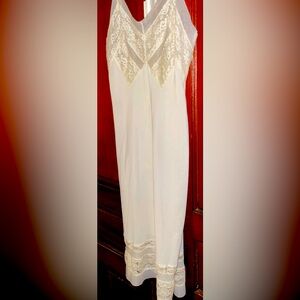 Vintage Luxite by Kayser Ivory Color Full Body Slip.  Size 36” EUC